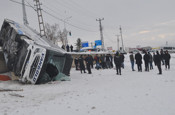 Yolcu otobüsü devrildi! Çok sayıda yaralı var