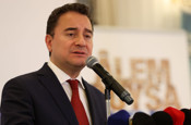 Ali Babacan’dan CHP’ye tepki: Pişkin pişkin rozet takarken rahatlar