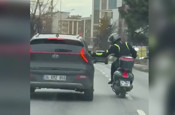 Eliyle otomobilin aynasını kıran motosiklet sürücüsüne ceza