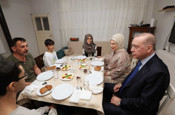 Cumhurbaşkanı Erdoğan bir vatandaşın evinde iftar yaptı