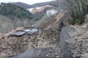 Ordu'da heyelan: İstinat duvarı yıkıldı, yol çöktü