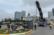 Ataşehir'de hurda yüklü kamyon devrildi