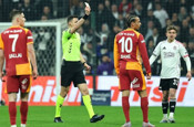 Beşiktaş - Galatasaray derbisinde kartlar havada uçuştu