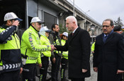 İstanbul Valisi Gül'den bayram öncesi otogardaki polis denetim noktasına ziyaret