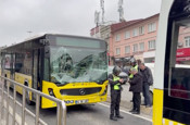 Üsküdar'da İETT otobüsü durakta bulunan İETT otobüsüne arkadan çarptı