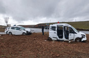 Bingöl'de hafif ticari araç ile otomobil çarpıştı, 13 kişi yaralandı
