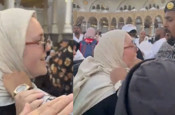 Umreye giden kadın, Kabe'nin örtüsünü kesti