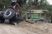 Manisa'da devrilen traktördeki 3 kişi yaşamını yitirdi