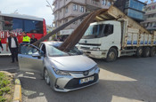 Manavgat'ta korkunç kaza: Kamyondaki demirler otomobilin ön camına saplandı! O anlar kamerada
