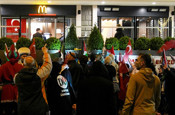 Üsküdar'da mahalle sakinlerinin McDonald's protestosu sürüyor
