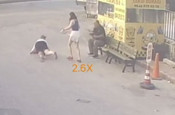 Yolda yürüyen kadın kendini yerde buldu! Havadan kafasına düştü