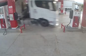 Bursa'da tır dehşeti! Akaryakıt istasyonuna daldı: Marketteki müşteri can verdi