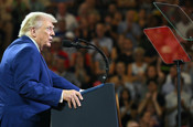 Trump konuşurken ilginç anlar! Seyircinin yaptığı hareketler gündem oldu