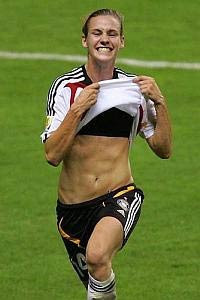 Futbol oynayan güzeller - Resim: 4