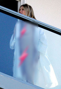 Balkonda çırılçıplak yakalandı! - Resim: 3