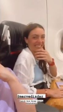 Ezgi Mola ve Merve Dizdar'ın ayak kokusu paylaşımları! ''Arkamı bir döndüm, çıplak ayakları dibimde duruyor..'' - Resim: 2