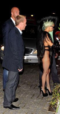 Ünlülerin çok konuşulan elbiseleri - Resim: 3