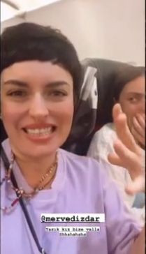 Ezgi Mola ve Merve Dizdar'ın ayak kokusu paylaşımları! ''Arkamı bir döndüm, çıplak ayakları dibimde duruyor..'' - Resim: 1