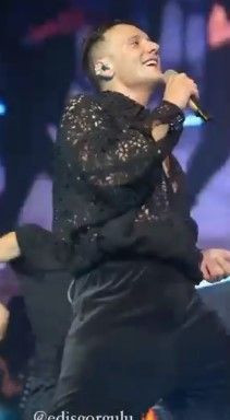 Edis enerjisiyle Harbiye'yi salladı! Kıyafeti Tarkan'a mı özendi dedirtti - Resim: 1