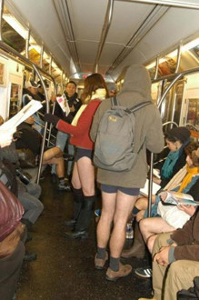 Metroda yarı çıplak eylem! - Resim: 1