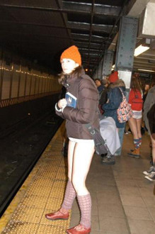 Metroda yarı çıplak eylem! - Resim: 4