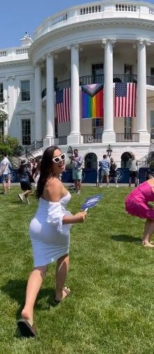 ABD'de infial yaratan görüntüler! Önce Başkan Biden’la poz verdi sonra kıyafetini çıkararak göğüslerini açtı! - Resim: 2