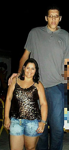 Kendisinden bir metre uzun biriyle evlendi - Resim: 3