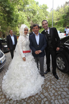 Davutoğlu'nun aracı gelin arabası oldu - Resim: 1