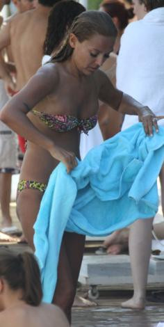 Demet Akalın sahilde böyle görüntülendi - Resim: 4