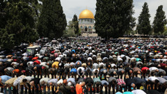 İsrail’in engellemelerine rağmen 100 bin Filistinli ramazanın ikinci cuma namazını Mescid-i Aksa’da kıldı