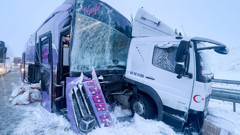 Kars'ta yolcu otobüsü kaza yaptı! Yaralılar var