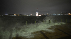 İstanbul'da şiddetli yağmur yayalara ve sürücülere zor anlar yaşattı