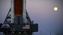 NASA, Artemis II roketini tamir için fırlatma rampasından hangara çekiyor