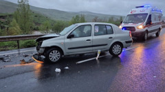 Erzincan'da kaza! 2 otomobil çarpıştı: 4 yaralı