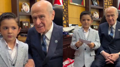 Bahçeli'yle küçük çocuk arasında güldüren diyalog. "Burayı değiştir"
