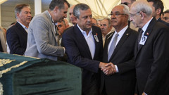 Olcay Baykal'ın cenaze töreninde dikkat çeken iki çelenk! Özgür Özel ve Kemal Kılıçdaroğlu tokalaştı