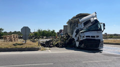 Tır devrildi yol ulaşıma kapandı