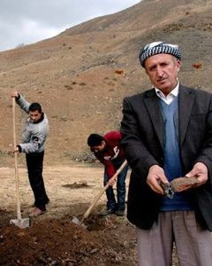 Bu köyde yaşayanlar dağ-taş altın arıyor - Resim: 1