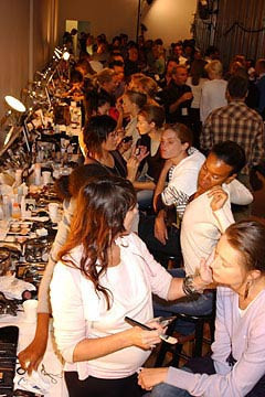 Defilelerin kulisinde hazırlanan modeller - Resim: 2