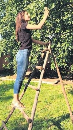 Köylü güzeli Amine! Salça kaynatıp, meyve topladı - Resim: 2