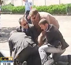 Sarkozy'e böyle saldırdılar!  - Resim: 3