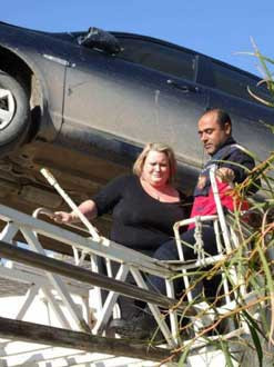 Araba havada asılı kaldı! - Resim: 2