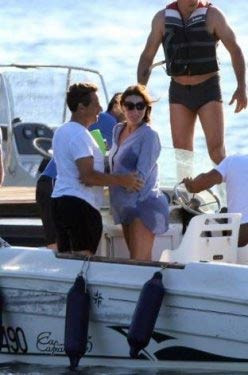 Carla Bruni ve Sarkozy plajda - Resim: 3