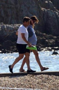 Carla Bruni ve Sarkozy plajda - Resim: 4
