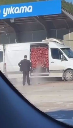 Sosyal medyadaki görüntü ekipleri harekete geçirdi! İç dış sucuk yıkama... - Resim: 0