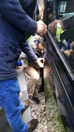 Metroda can pazarı dehşet anları kameralara yansıdı - Resim: 3