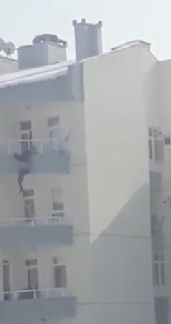 Balkondan atlayan kocasını son anda yakaladı şok görüntüler kamerada - Resim: 2