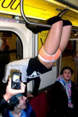 Yarı çıplak metro bastılar - Resim: 2