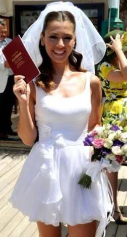 Gelinlik giymeye doyamayan ünlüler - Resim: 1