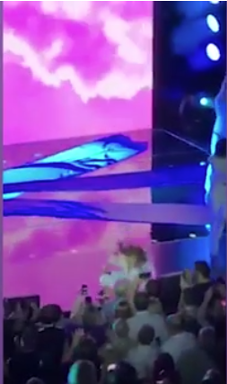 Paula Abdul konser sırasında sahneden aşağıya düştü - Resim: 4